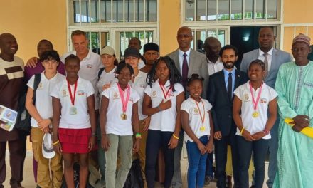 Les cinq jeunes espoirs de la Fondation Ramon Grosso ont remis des médailles au ministre des sports.