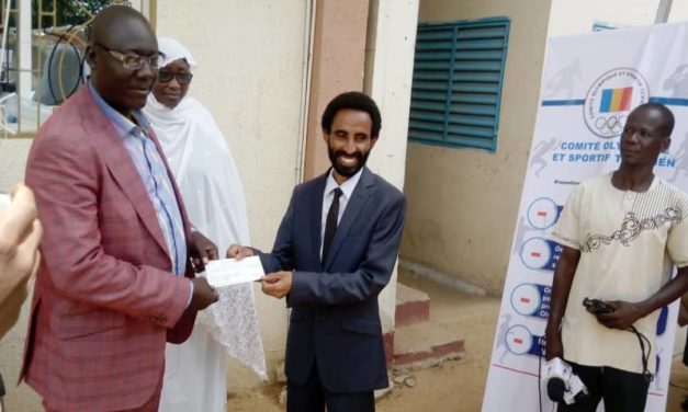 Remise des chèques aux huit (8) fédérations nationales sportives