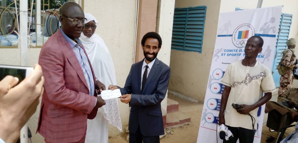 Remise des chèques aux huit (8) fédérations nationales sportives