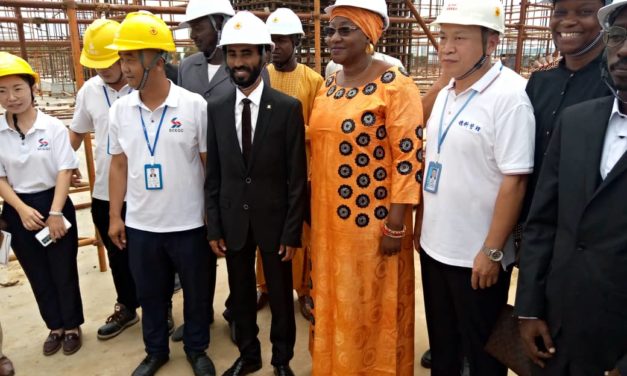 Mahmoud Seid Ali visite le stade de Mandjafa en construction