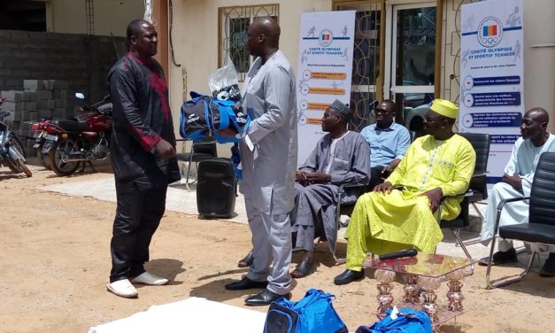 Le COST remet les équipements sportifs aux athlètes pour Konya 2022