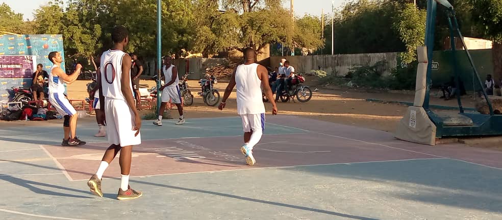 Basketball : Match de la 4e journée de la ligue de Ndjamena , black Cap s’est imposé face à l’équipe deux châteaux par 60 points à 43.
