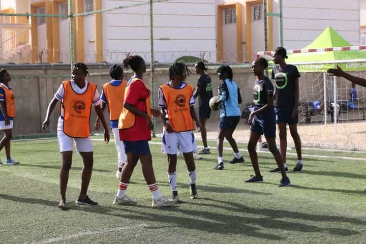 Football : Les Artistes Dames ont battu les Miss KELOU dans un match de Gala.