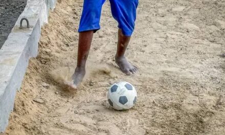 Football : sur les voies brutes, les enfants tracent leur route, pratiquant le football pieds nus.