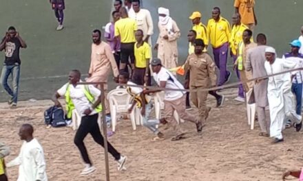 Football : FC Yves est premier de la phase des play-offs sous les tirs de gaz lacrymogène.