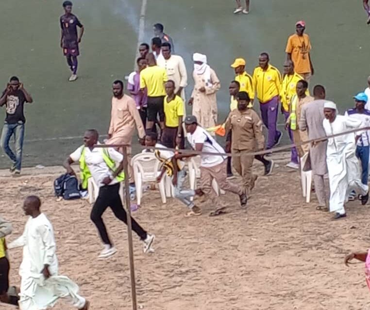 Football : FC Yves est premier de la phase des play-offs sous les tirs de gaz lacrymogène.