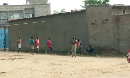 Football : la pratique de football par les enfants dans les rues de N’Djamena pendant les vacances.