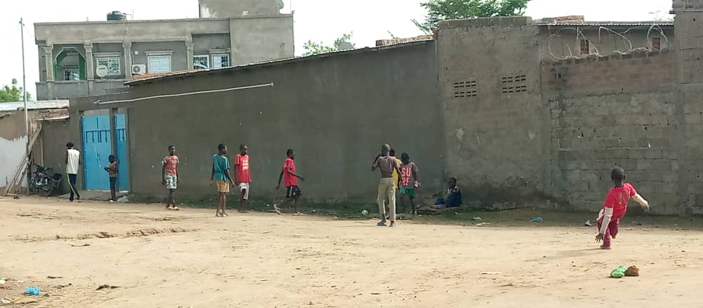 Football : la pratique de football par les enfants dans les rues de N’Djamena pendant les vacances.