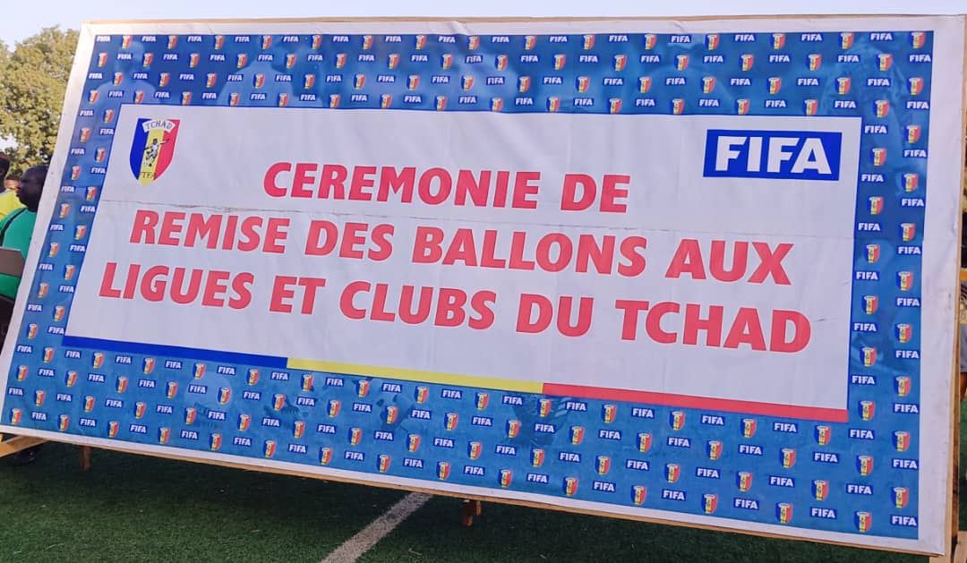 La Fédération Tchadienne de Football Association remet des ballons et un chèque aux Ligues de Football de deux  Logones.