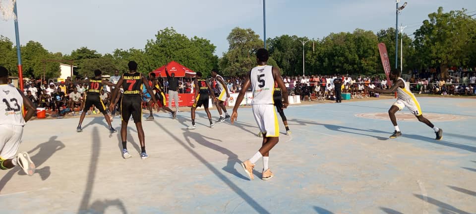 Basketball play-off : Black Cab suave son honneur avant de quitter la compétition.