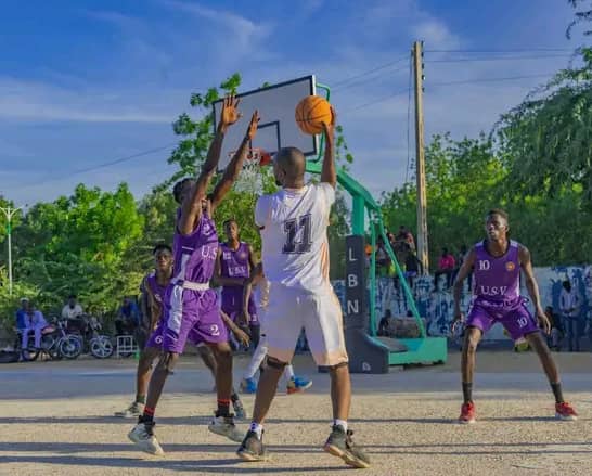 Basketball championnat de Ndjamena : les poulains de Coach Francis Dedjebe ont mouvementé le plateau du lycée Félix.